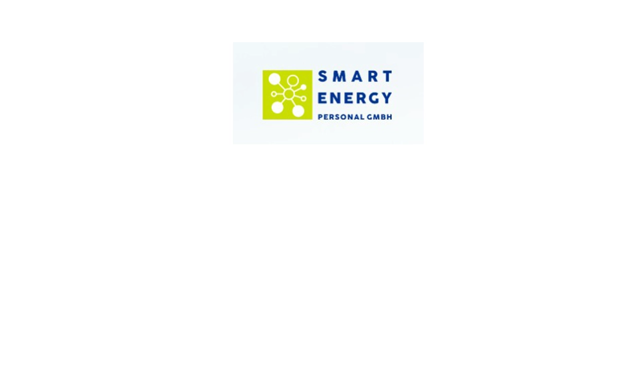 Das Logo von Smart Energy Personal GmbH besteht rechtsseitig aus einem blauen Schriftzug des Markennamens. Links sehen wir mehrere weiße Kreise auf grünem Grund. Ein Kreis ist rot.