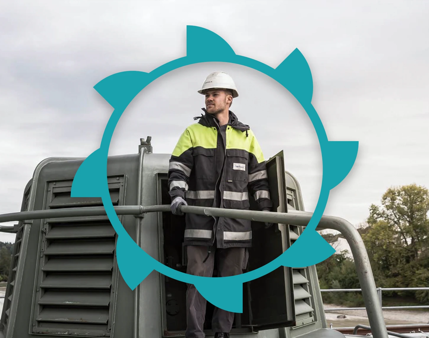 Wir sehen eine VERBUND-Mitarbeiter im Außenbereich des Kraftwerks. Er trägt Sicherheitskleidung und blickt nach links.