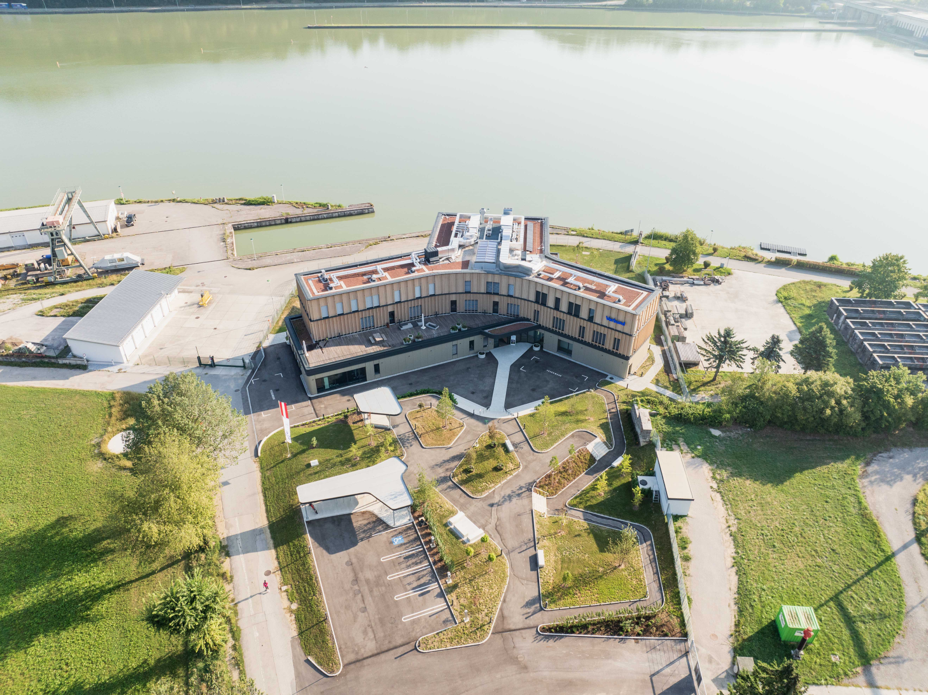 Ein Blick von oben auf das Lehrlingsquartier in Ybbs. Es befindet sich direkt an der Donau, zwischen Wäldern und Wiesen.