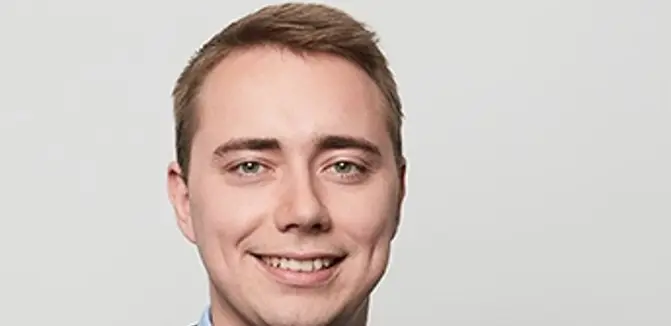 Ludwig Furtnerhat dunkelblondes kurzes Haar. Er trägt ein hellblaues Hemd und dunkelblaues Sakko.